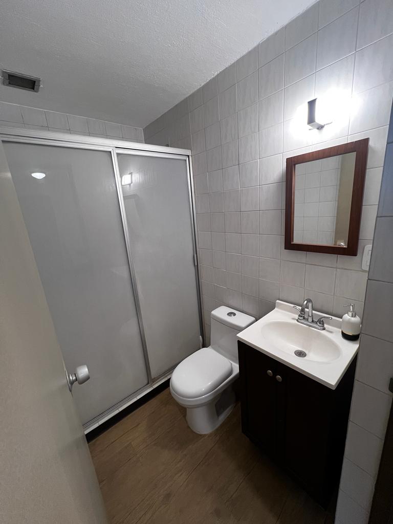 Baño completo de Comodo Departamento