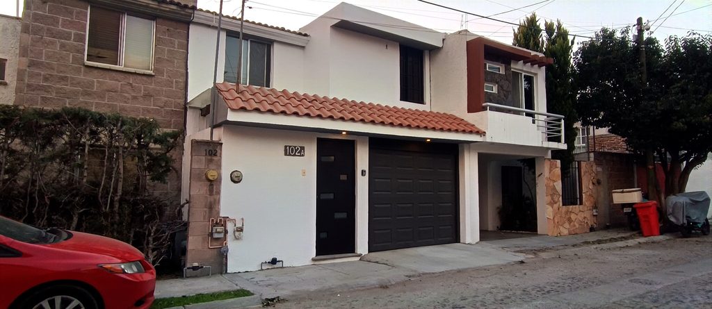 Fachada dos de Casa en Privada con acceso controlado en Celaya